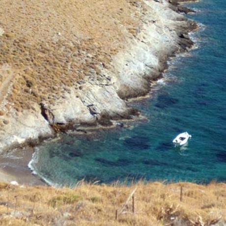 Παραλία Τρίβλακα· αγκυροβόλιο σκαφών στον μικρό όρμο, ΑΓΙΟΣ ΔΗΜΗΤΡΙΟΣ (Οικισμός) ΚΥΘΝΟΣ