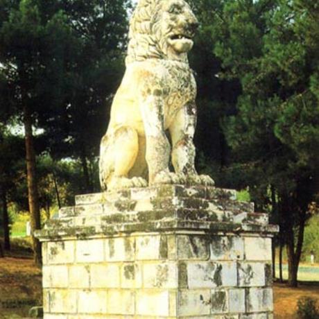 Αμφίπολις, ο Λέων της Αμφίπολης (επιτάφιο μνημείο 4ου αι. π.Χ.), αναστηλώθηκε κοντά στη παλιά θέση του, στη δυτική όχθη του Στρυμόνα, κοντά στη γέφυρα, ΑΜΦΙΠΟΛΙΣ (Αρχαία πόλη) ΣΕΡΡΕΣ