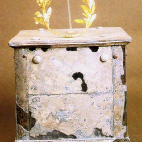 Αμφίπολις, ασημένια οστεοθήκη & χρυσό στεφάνι ελιάς που βρέθηκε μέσα σε αυτήν· εκτίθενται στο Αρχαιολογικό Μουσείο Αμφιπόλεως, ΑΜΦΙΠΟΛΙΣ (Αρχαία πόλη) ΣΕΡΡΕΣ