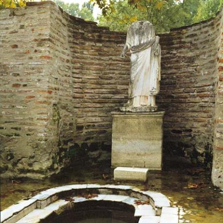 Αγαλμα της Ίσιδος Τύχης στη κόγχη του ναού της στο Δίον, ΔΙΟΝ (Αρχαία πόλη) ΠΙΕΡΙΑ
