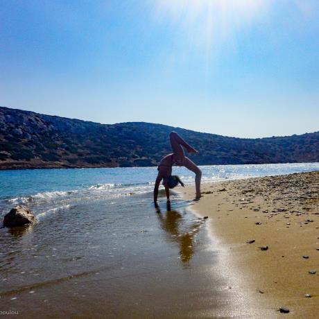 Διασκεδάζοντας στο ακατοίκητο νησί, Άνω Αντικέρι, ΑΝΩ ΑΝΤΙΚΕΡΙ (Νησί) ΚΥΚΛΑΔΕΣ