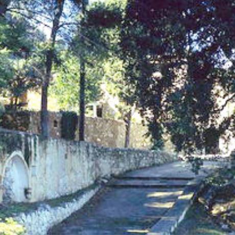 Η είσοδος στη Μονή Κρεμαστών του 16ου αιώνα κοντά στη Νεάπολη, ΜΟΝΗ ΤΑΞΙΑΡΧΩΝ ΚΡΕΜΑΣΤΩΝ (Μοναστήρι) ΝΕΑΠΟΛΗ