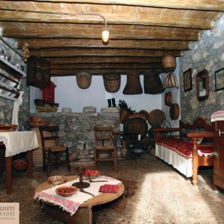 Βραχασιώτικο Σπίτι. Το 'πόρτεγο', χώρος πολλαπλών χρήσεων & καθιστικό του σπιτιού, ΒΡΑΧΑΣΙ (Χωριό) ΝΕΑΠΟΛΗ