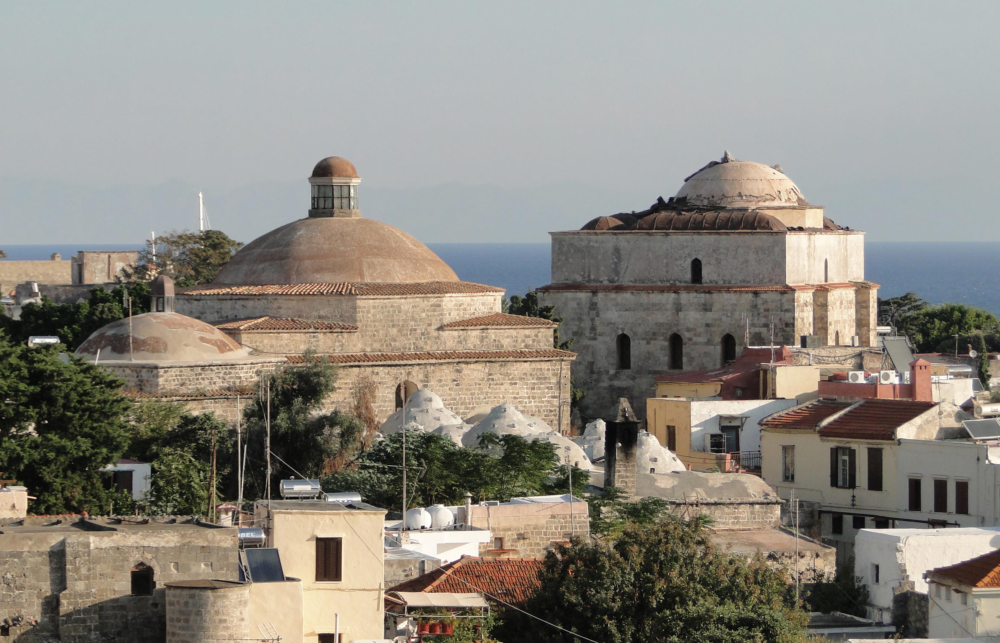 	Yeni Hamam or Public Baths (left) and Mustafa Pasha Mosque (right), Μedieval City of Rhodes. RHODES (Town) DODEKANISSOS