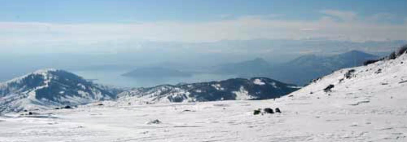 Η λίμνη της Καστοριάς όπως φαίνεται από τις πίστες του Χιονοδρομικού