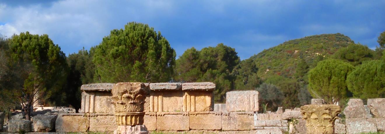 Μέσα σε ένα καταπράσινο τοπίο ο λόφος του Κρονίου δεσπόζει πάνω από τα αρχαία ερείπια