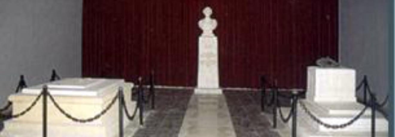 Μουσείο Σολωμού, τάφοι με τα οστά του εθνικού ποιητή Διον. Σολωμού & του ποιητή Ανδρ. Κάλβου