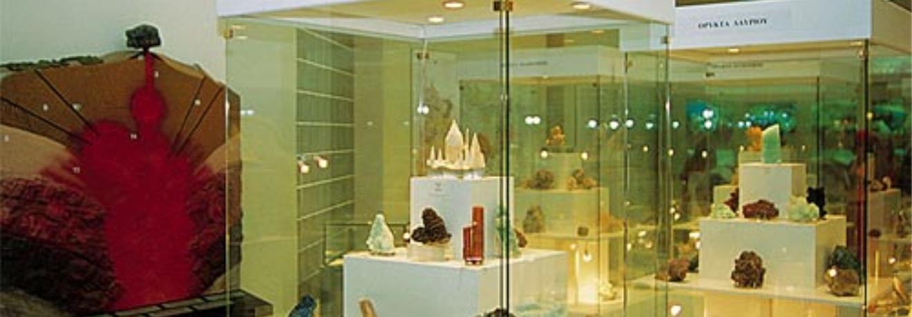 Μεταλλευτικό Μουσείο Μήλου· βιτρίνες με πετρώματα & ορυκτά από τη Μήλο & άλλα μέρη της Eλλάδας & βιτρίνες με απολιθώματα, οψιδιανό, βωξίτη, αλουμίνα & αλουμίνιο