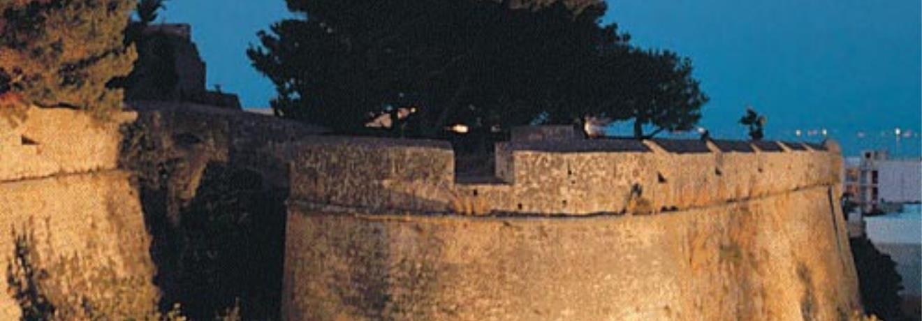 Το Φρούριο Φορτέτζα δεσπόζει στη βόρεια πλευρά της πόλης, στο λόφο Παλαιοκάστρο