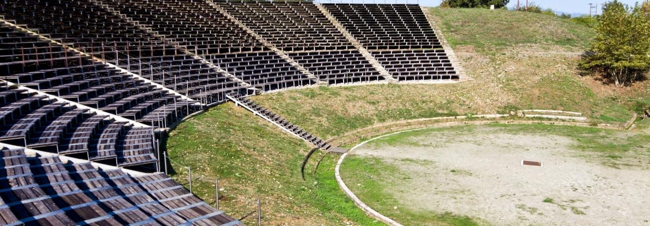 Το Ελληνιστικό Θέατρο του Διού, αντικατέστησε στο 2ο μισό του 3ου αιώνα π.Χ. το παλαιότερο θέατρο των κλασσικών χρόνων, όπου ανέβηκαν για πρώτη φορά οι Βάκχες του Ευρυπίδη.