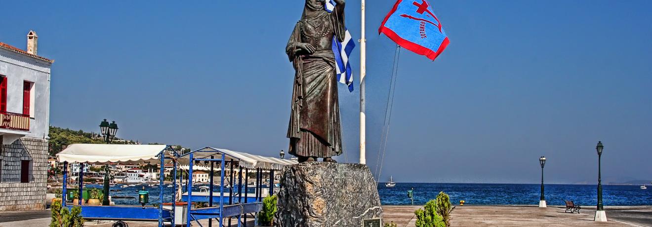 Το άγαλμα της Μπουμπουλίνας στο λιμάνι των Σπετσών.
