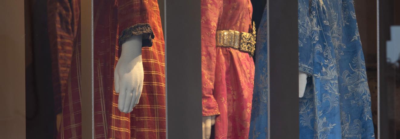 Λεπτομέρειες από την εκθεσιακή ενότητα «Φορεσιές στο Σουφλί». Διακρίνονται παραδοσιακές φορεσιές και «ζουνάρια».