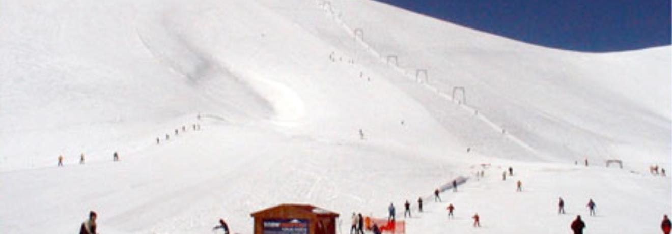 Κάνοντας σκι στις εγκαταστάσεις του Χιονοδρομικού Κέντρου